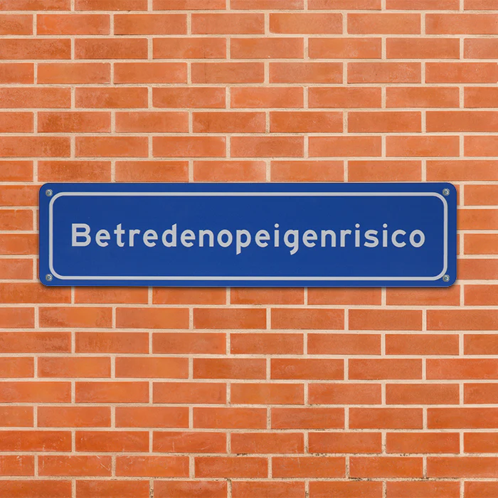 Metalen bord Betreden